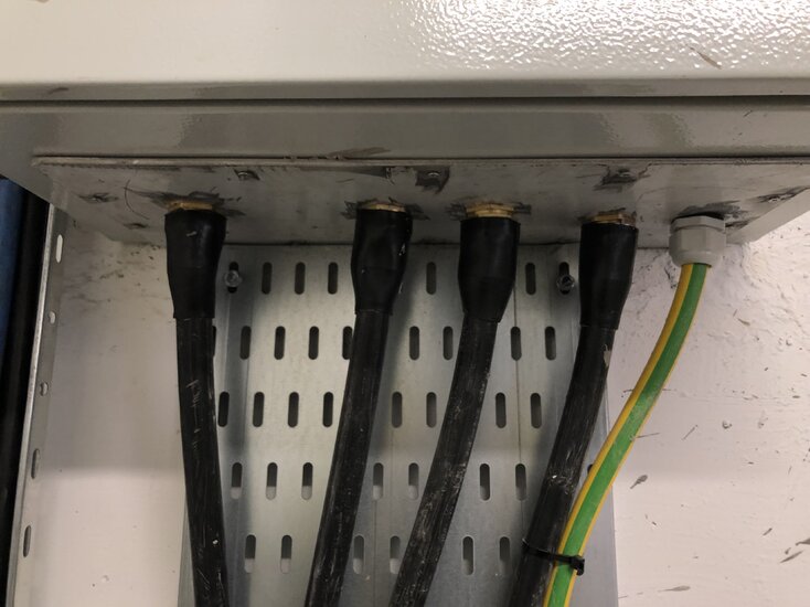 [ElectriciansForums.net] Ferrous enclosure termination example