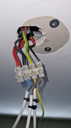 ceiling_wiring_connector_block_01.jpg
