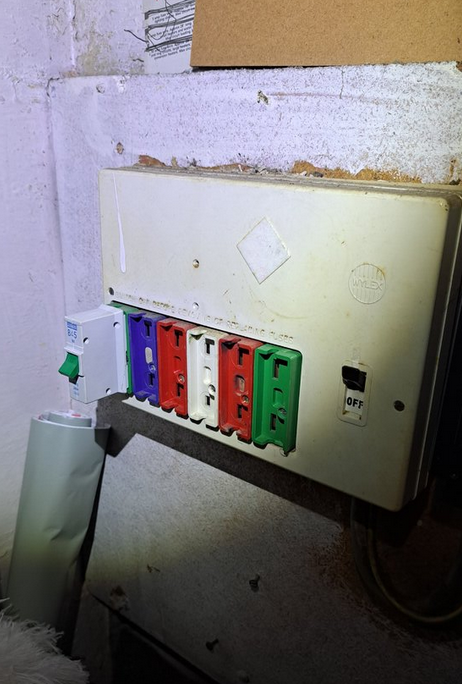 Consumer unit upright.png