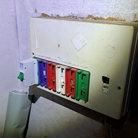 Consumer unit upright.png